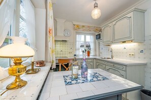 Køleskab, mikrobølgeovn, ovn, kogeplade