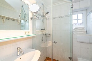 Douche, sèche-cheveux, serviettes fournies
