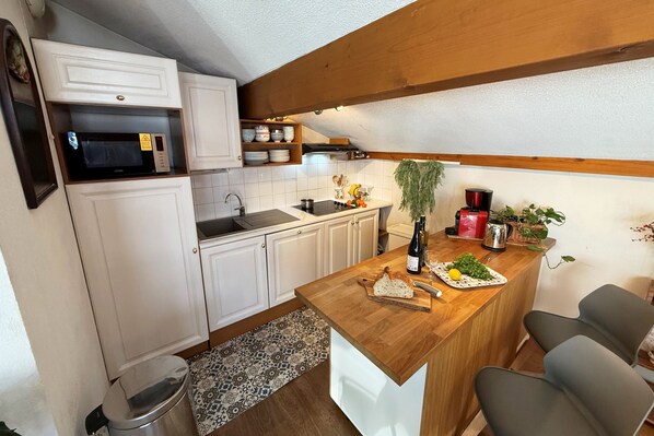 Kühlschrank, Mikrowelle, Herdplatte, Geschirrspüler