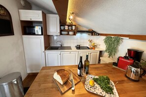 Kjøleskap, mikrobølgeovn, kokeplater og oppvaskmaskin