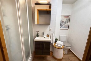 Dusche, Haartrockner, Handtücher