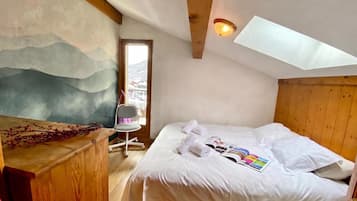 Una camera da letto con un letto, una scrivania, una sedia, un quadro e un lucernario.