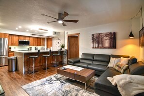 Smart TV - Luxurious 2B/2B Executive Condo Pets Considered, Heated Community Pool & Hot Tub (Mesa)