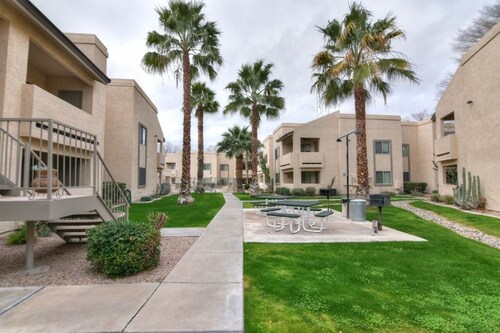 Luxurious 2B/2B Executive Condo Pets Considered, Heated Community Pool & Hot Tub