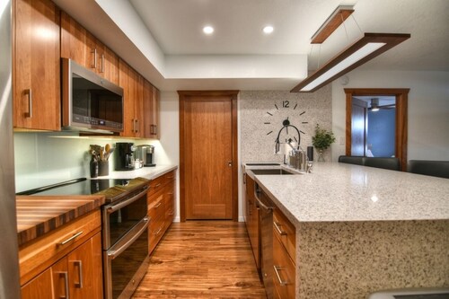 Luxurious 2B/2B Executive Condo Pets Considered, Heated Community Pool & Hot Tub