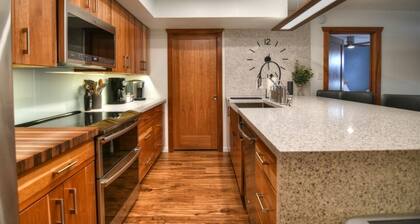 Luxurious 2B/2B Executive Condo Pets Considered, Heated Community Pool & Hot Tub