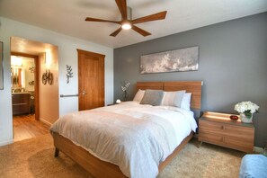 2 bedrooms, iron/ironing board, WiFi, bed sheets - Luxurious 2B/2B Executive Condo Pets Considered, Heated Community Pool & Hot Tub (Mesa)