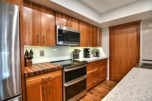 Fridge, microwave, oven, stovetop - Luxurious 2B/2B Executive Condo Pets Considered, Heated Community Pool & Hot Tub (Mesa)