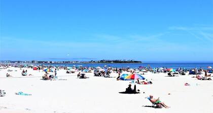 2 Family | Walk to Beach | Parking | Yard