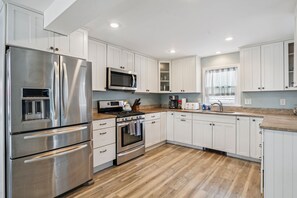 Kjøleskap, mikrobølgeovn, ovn og kokeplater