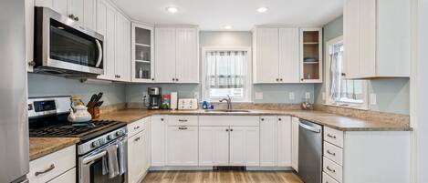 Køleskab, mikrobølgeovn, ovn, kogeplade