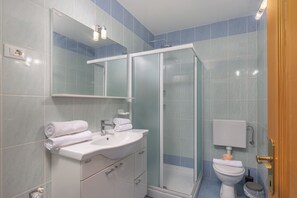Dusche, Haartrockner, Handtücher