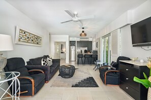 Smart TV - 1 Bedroom Apartment Beach Club Palm Cove (Palm Cove)
