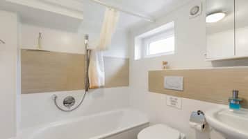 Een douche, een haardroger, handdoeken