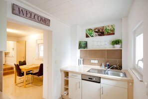 Fridge, microwave, oven, stovetop - Apartment 'Maintal  2' with Private Terrace, Private Garden and Wi-Fi (Maintal)