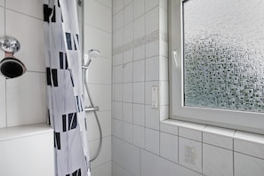 Douche, sèche-cheveux, serviettes fournies