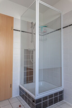 Suihku, hiustenkuivaaja, pyyhkeet