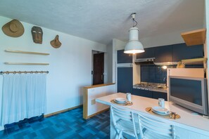 Een koelkast, een kookplaat, een koffiezetapparaat/waterkoker