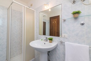 Doccia, bidet, asciugamani