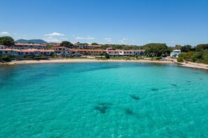 Una spiaggia nelle vicinanze