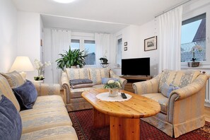 TV - Apartment 'Christine' with Private Terrace and Wi-Fi (Langenargen)