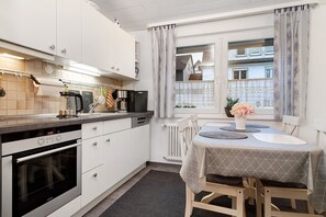 Fridge, oven, stovetop, dishwasher - Apartment 'Christine' with Private Terrace and Wi-Fi (Langenargen)