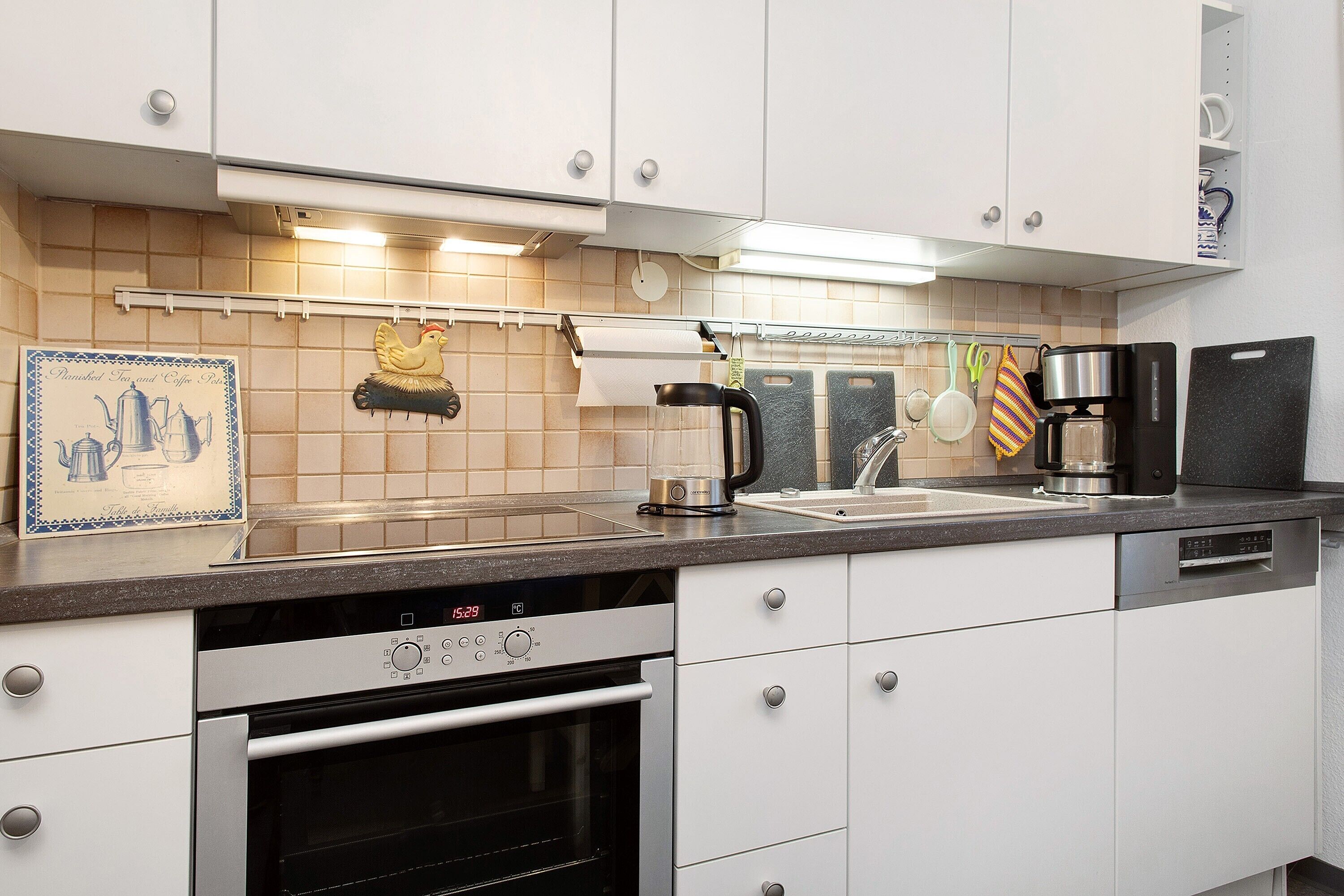 Een koelkast, een oven, een kookplaat, een vaatwasser