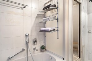 Ducha, secador de pelo y toallas