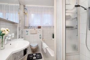 Shower, hair dryer, towels - Apartment 'Christine' with Private Terrace and Wi-Fi (Langenargen)
