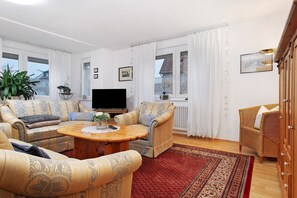 TV - Apartment 'Christine' with Private Terrace and Wi-Fi (Langenargen)