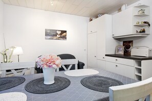 Dining - Apartment 'Christine' with Private Terrace and Wi-Fi (Langenargen)