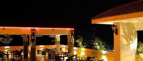 Breakfast, dinner and brunch served