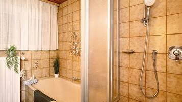 Ducha, secador de pelo, toallas