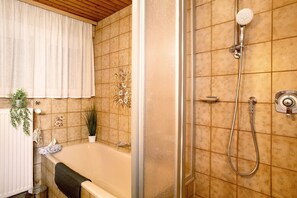 Dusche, Haartrockner, Handtücher