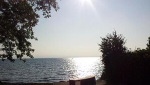 A paved area with a bench and a view of the sea. - Apartment 'Michael' with Balcony and Wi-Fi (Langenargen)