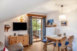 TV - "Haus Alpenquelle Alpenblick" holiday flat with mountain view, balcony and WLAN (Bad Kohlgrub)