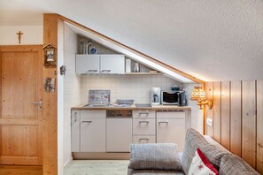 Interior - "Haus Alpenquelle Alpenblick" holiday flat with mountain view, balcony and WLAN (Bad Kohlgrub)