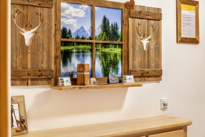 Interior - "Haus Alpenquelle Alpenblick" holiday flat with mountain view, balcony and WLAN (Bad Kohlgrub)
