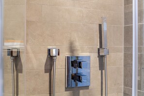 Dusche, Haartrockner, Handtücher