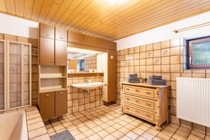 Dusche, Haartrockner, Handtücher