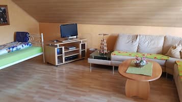 Fernseher, Tischtennisplatte, Stereoanlage