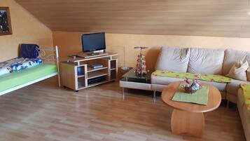 Fernseher, Tischtennisplatte, Stereoanlage