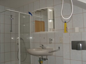 Een douche, handdoeken