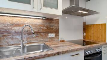 Kühlschrank, Mikrowelle, Ofen, Herdplatte