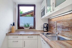 Fridge, microwave, oven, stovetop - Apartment 'Ferienwohnung Mit Terasse' with Private Terrace and Wi-Fi (Salem)