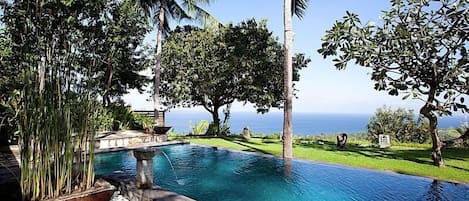 Deluxe villa, 3 slaapkamers, uitzicht op oceaan | 1 slaapkamer, een strijkplank/strijkijzer, gratis wifi