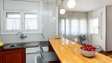 Een koelkast, een microgolfoven, een oven, een vaatwasser