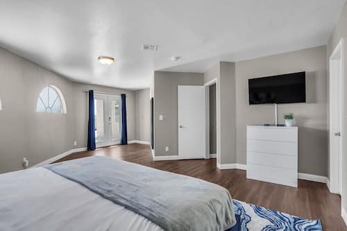 7 bedrooms, memory-foam beds, iron/ironing board, free WiFi