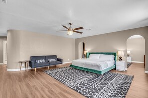 7 bedrooms, memory foam beds, iron/ironing board, free WiFi - Grand Casa (Las Vegas)