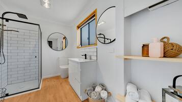 Een douche, een haardroger, handdoeken, zeep